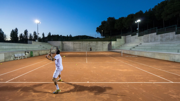LED-projektørbelysning til tennisbaner