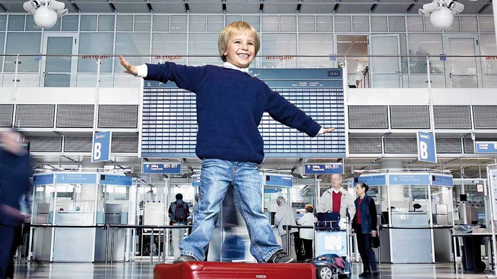 Glad barn i lufthavnsterminal