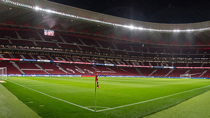 Klart oplyst stadion og bane