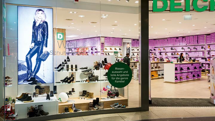 Et oplyst butiksvindue trækker kunder ind i butikken