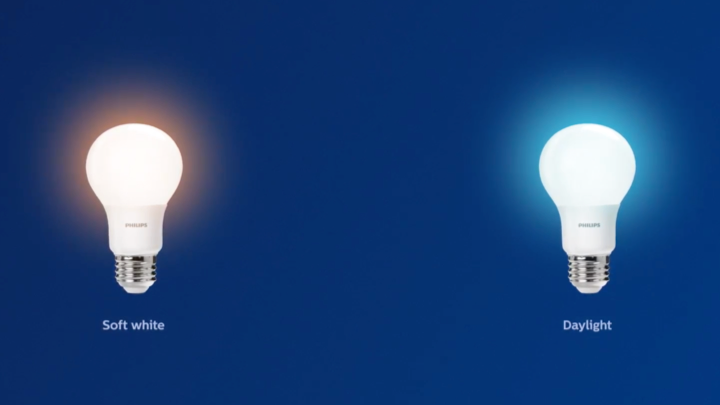 Sammenligning af LED pære med blødt hvidt lys og en LED pære med dagslys