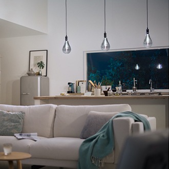 Philips Vintage LED pærer hænger ned fra loftet i køkkenet slukket