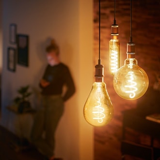 Philips Vintage LED pærer hænger ned fra loftet med klar synlig glødetråd