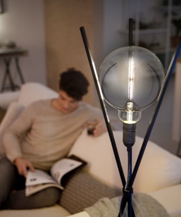Mand læser ved siden af en Philips moderne designet LED pære