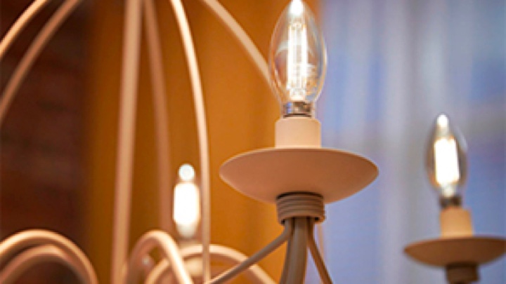 Flere Philips LED kerte pærer i en lampe