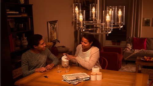 To mennesker sidder på en sofa derhjemme, og nyder LED lys af høj kvalitet