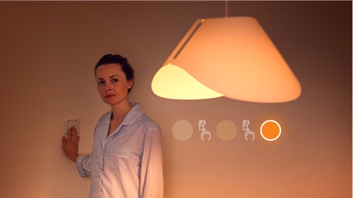 Kvinde styrer lyset i sin stue med smartphone