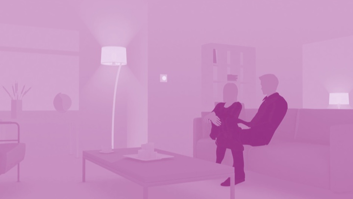 Visualisering af et par, som sidder på en sofa derhjemme, og nyder LED belysning