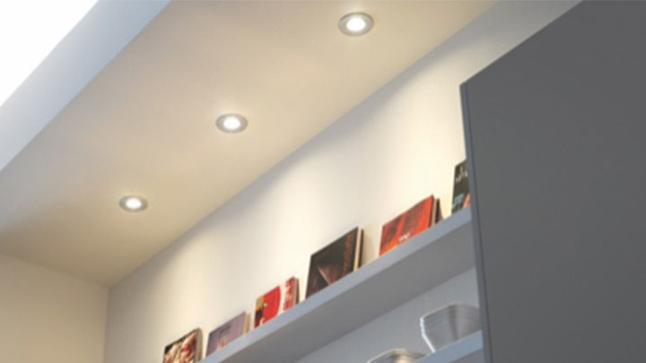 Philips LED spot fremhæver en bogreol