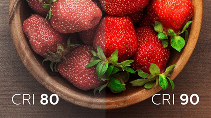 To billeder af jordbær med lav og varm farvegengivelse