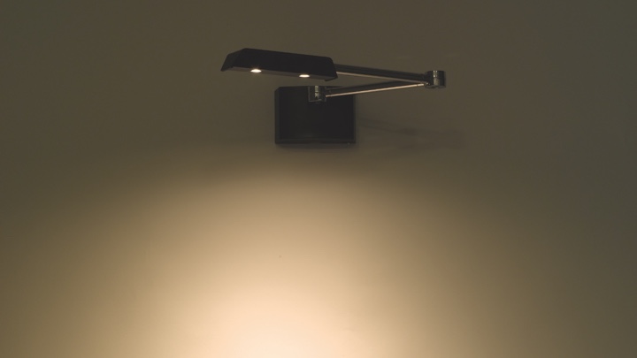 En justerbar fastgjort væglampe 
