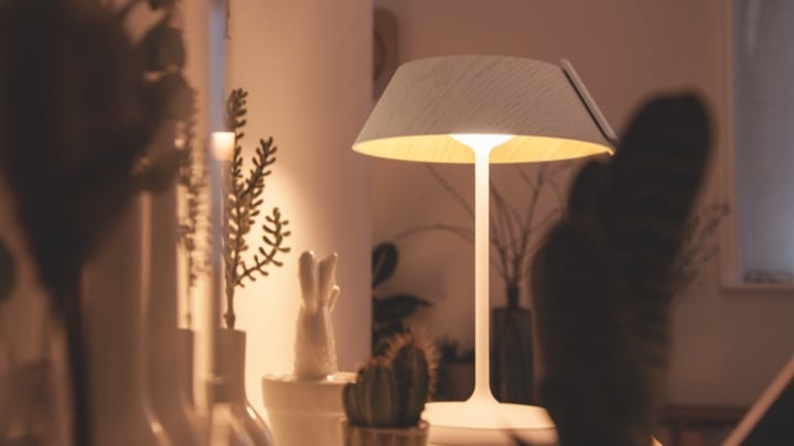 Bordlampe oplyser et kabinet