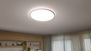 Vintage-inspirerede LED-filamentpærer, der hænger som pendellamper, skaber en varm stemning i en hyggelig spiseplads, der viser energieffektive og stilfulde belysningsløsninger til hjemmet