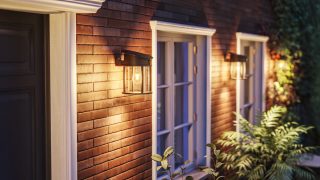 Moderne LED udendørs væglampe oplyser rustikt træbeklædning og viser energieffektive og vejrbestandige belysningsløsninger til moderne boligfacader og verandaer.