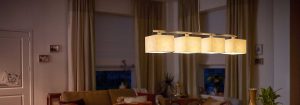En moderne LED-pendel oplyser en hyggelig stue og viser energieffektive og stilfulde belysningsløsninger til hjemmet.