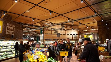 Juster belysningen centralt med vores app, og vælg udvalgte belysningskonfiguration til arrangementer